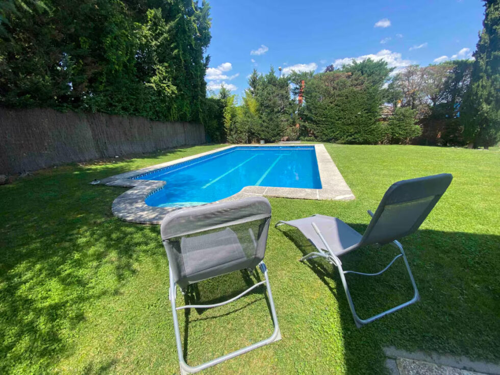 Exteriores y piscina